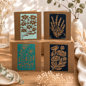 Handgedruckte Karten mit Blumenmotiven