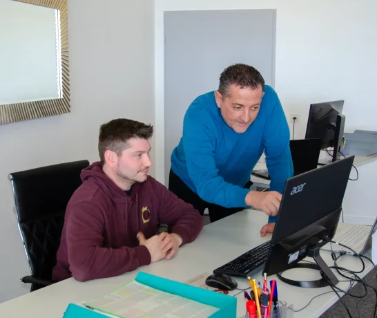 Bruno Baeriswyl erklärt einem Coaching Teilnehmer das Vorgehen am PC