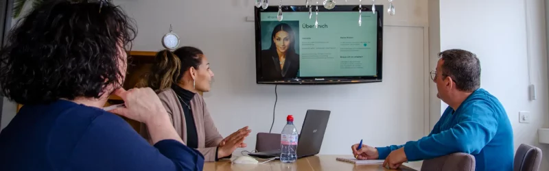 Sitzung mit zwei Coaches und einer Coachingteilnehmerin im Sitzungszimmer von Sonora Coaching in Düdingen